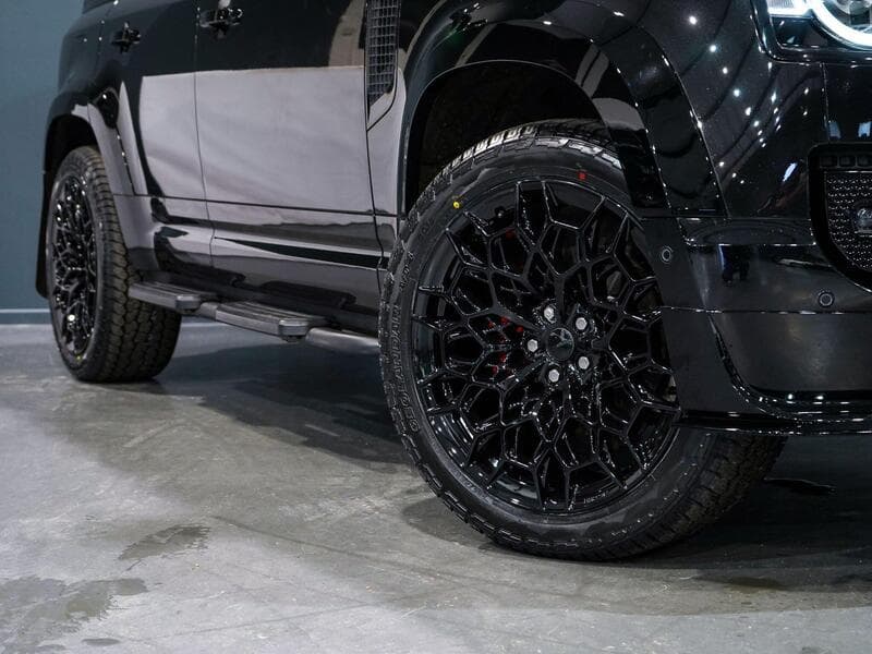 2024 Land Rover Defender 110 - Thumbnail 30