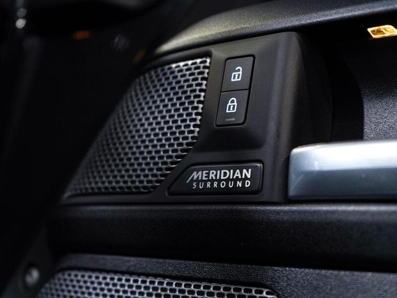 2023 Land Rover Defender 90 - Thumbnail 18