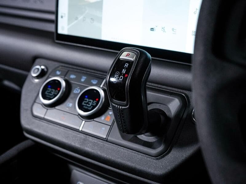 2023 Land Rover Defender 90 - Thumbnail 13