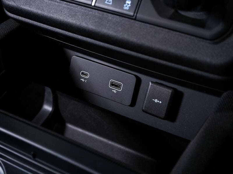 2023 Land Rover Defender 90 - Thumbnail 14