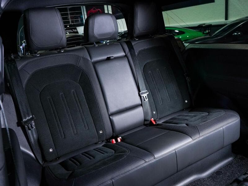 2023 Land Rover Defender 90 - Thumbnail 12