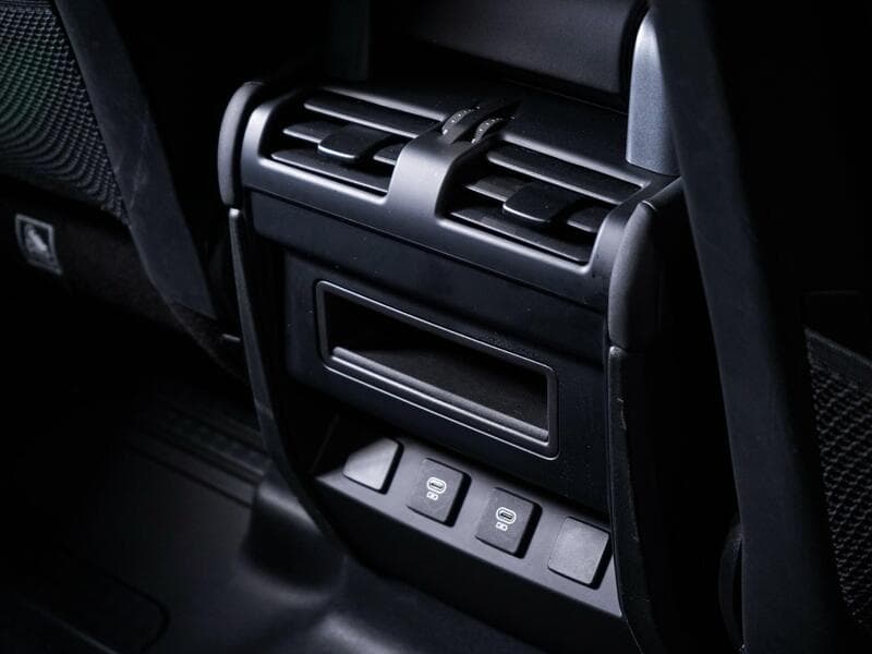 2024 Land Rover Defender 110 - Thumbnail 19
