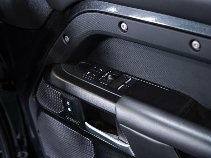 2023 Land Rover Defender 90 - Thumbnail 17
