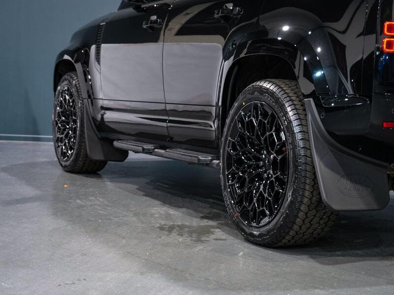 2024 Land Rover Defender 110 - Thumbnail 56